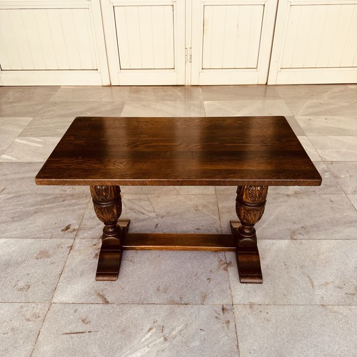 Масивна дървена ретро масичка – резбовани крака, отлично състояние