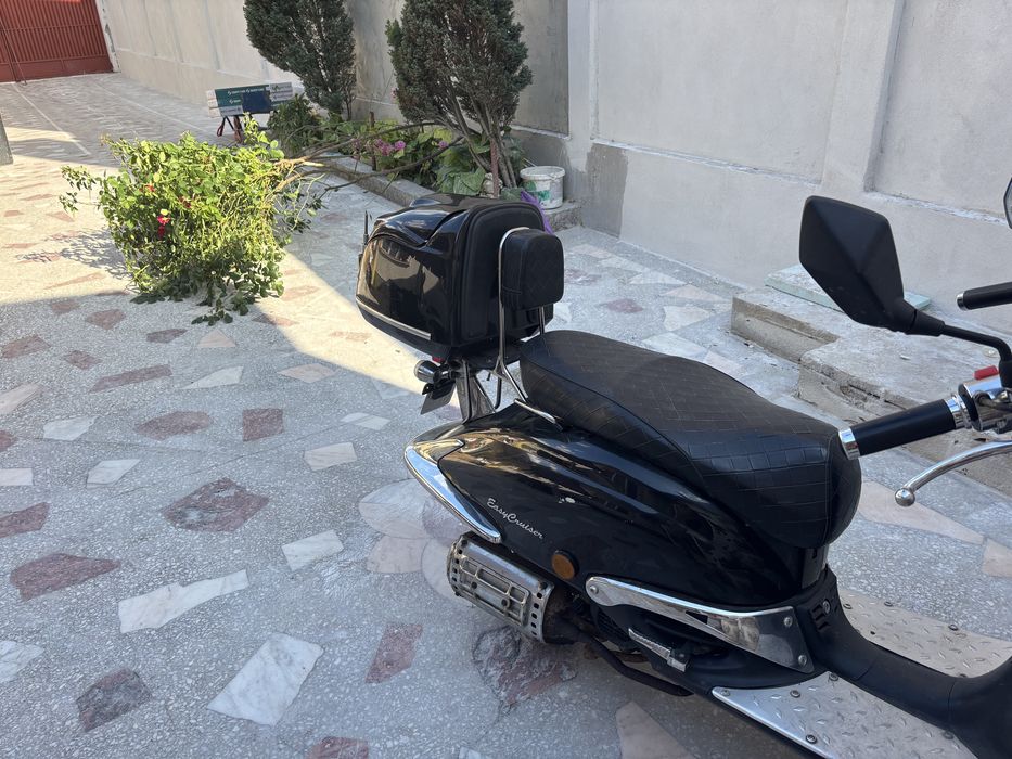 Scuter de vnzare cruiser de 49 cm  este in patru timpi  anu 2017
