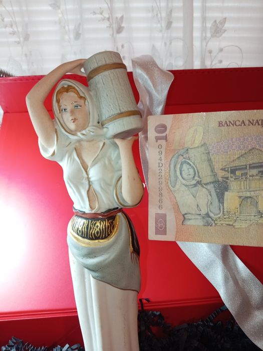 Vânzare statueta Rodica care apare pe nagnota de 10 lei