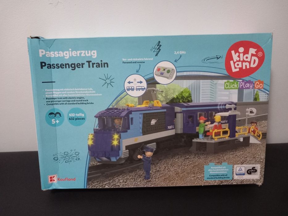 Tren din piese tip lego