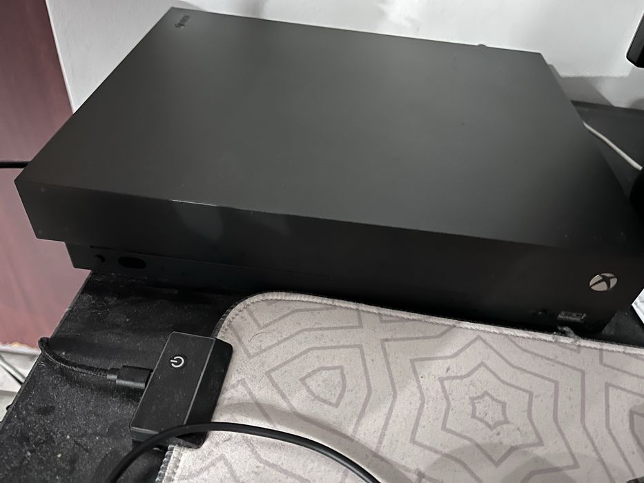Xbox one X 1TB 1 controller si 12 jocuri
