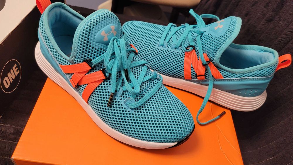 Adidași, purtați o singura data! Marca Under Armour