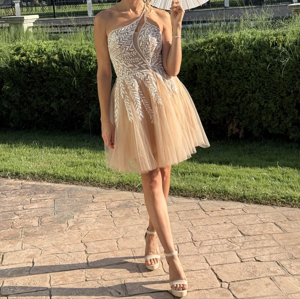 Официална къса бежова рокля