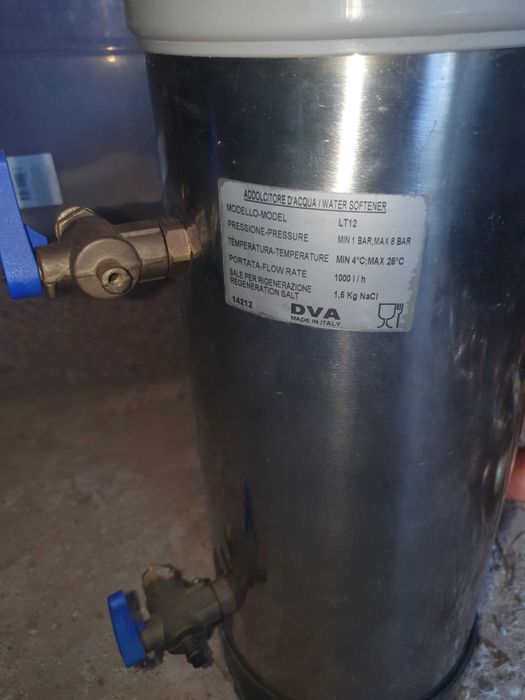 Vând dedurizator apă 8lt/7,5kg. Inox