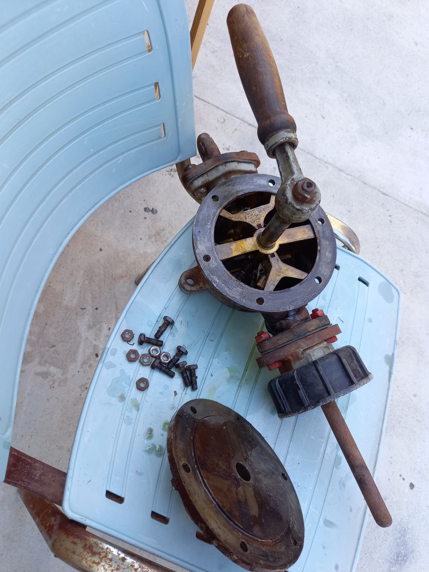 Pompa manuala de apa din fonta veche