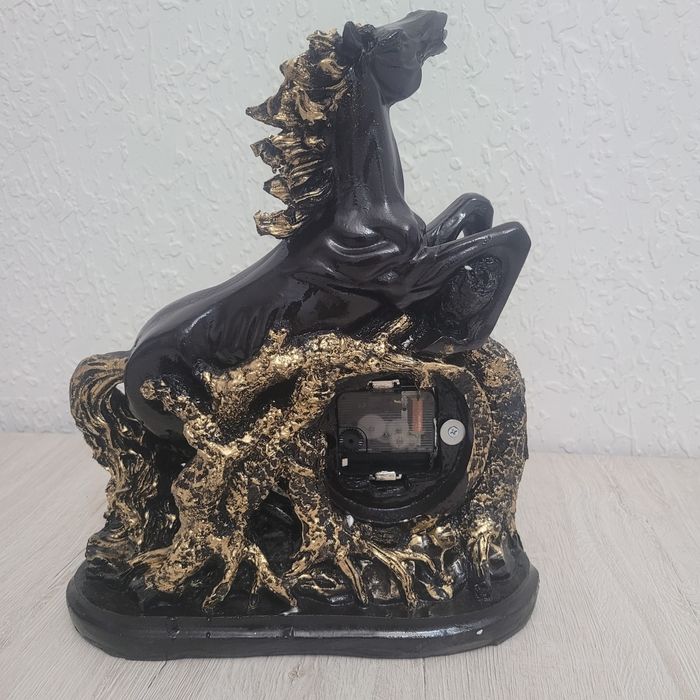 Часы,настольные, декоративные.