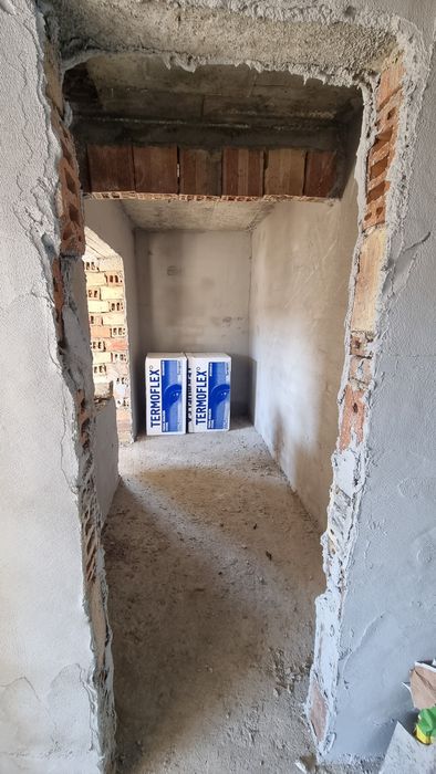 Продавам дворно място 558кв.м. с тухлена къща на 2 етажа