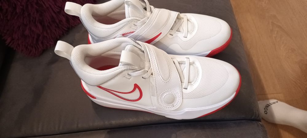 Vând adidasi Nike Team Hustle D11