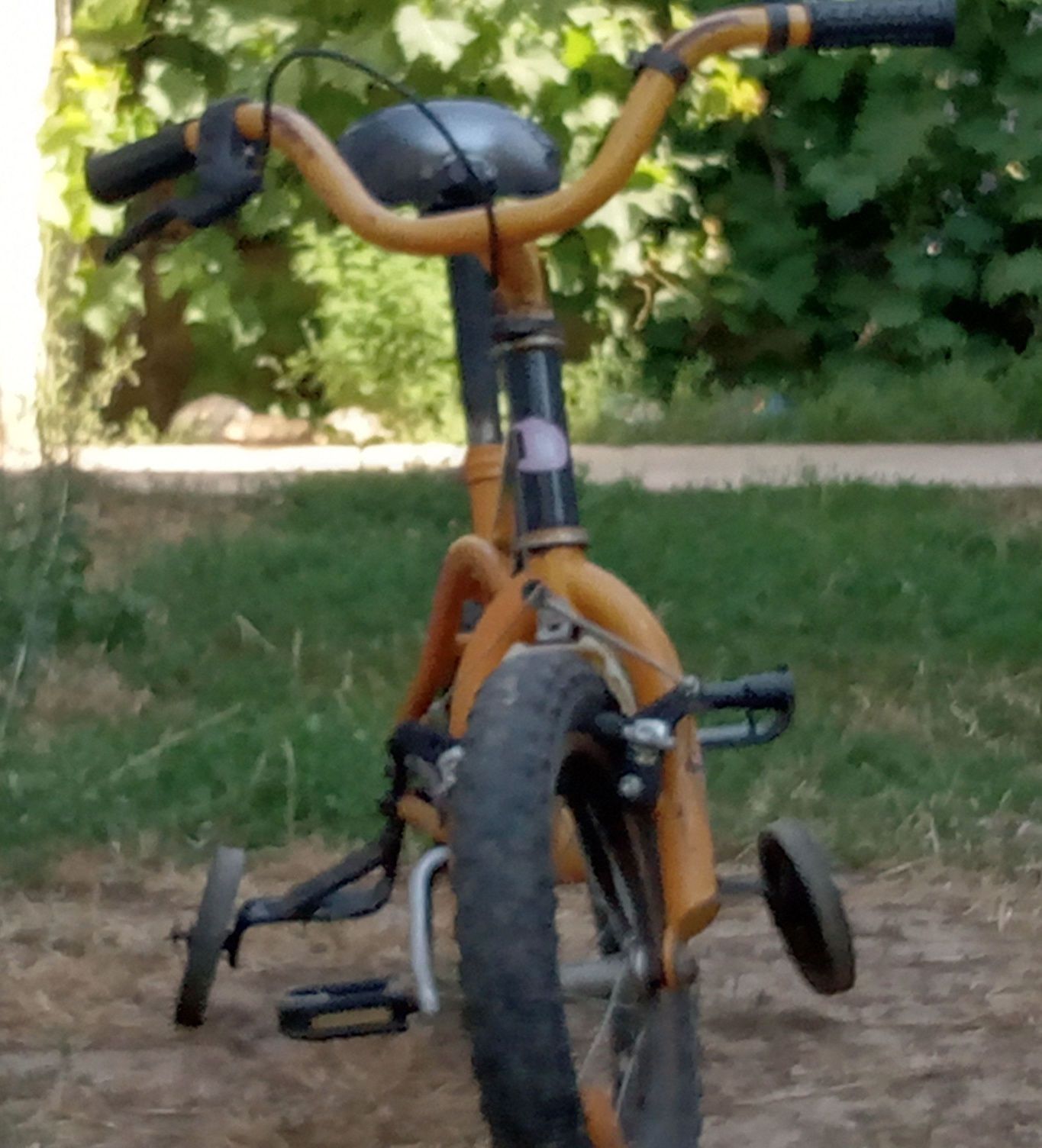 Bicicleta cu roți ajutătoare