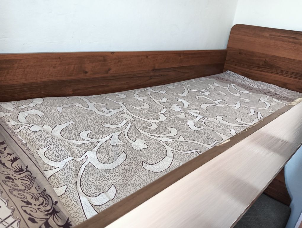 Продам детскую двухъярусная кровать с матрасом