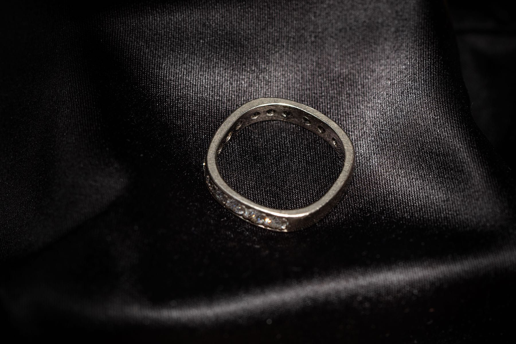 Inel aur alb 18k cu 15 diamante naturale (~1.8–2 ct), lucrătură fină