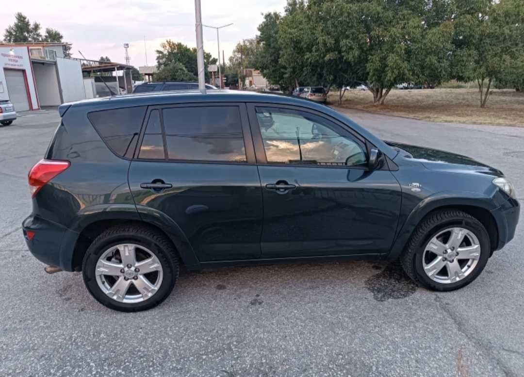 Продавам Toyota RAV4