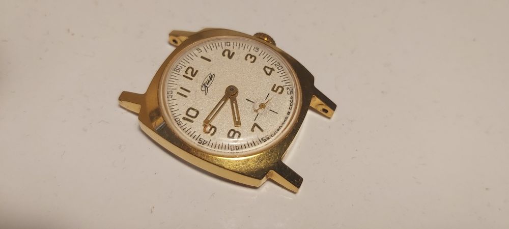 Стар позлатен часовник Зим