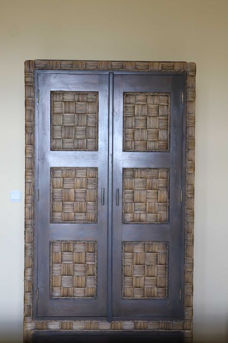 Гардероб от масивно дърво и ратан