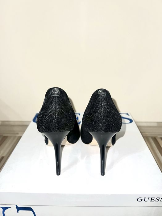 елегантни обувки Guess с ток