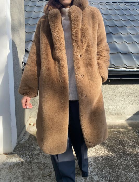 Мъхесто палто Mango от изкуствена кожа с косъм в бежово