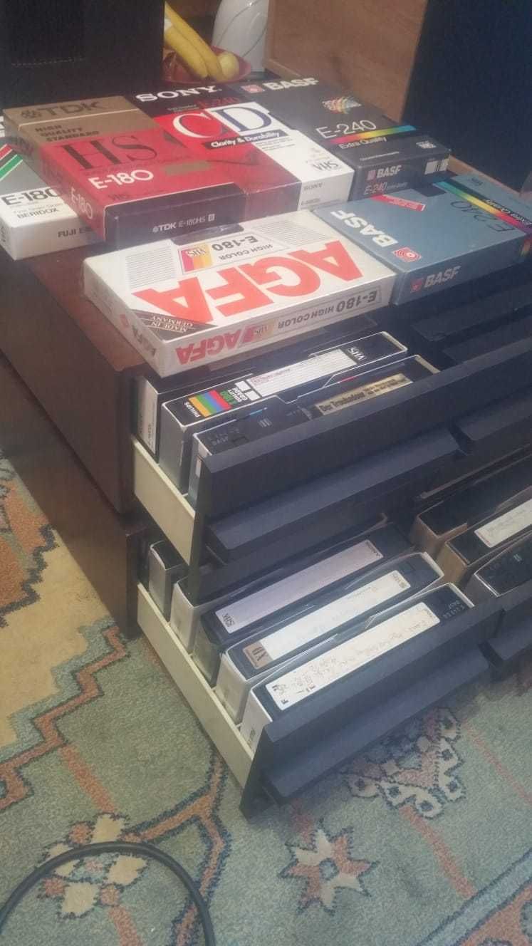 Viniluri,casete audio-video ,CD.uri ,banda magnetofon si camera v.