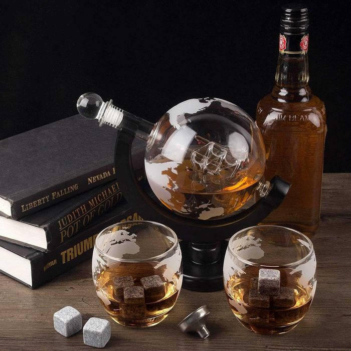 Set Premium Decantor Glob 850ml cu 2 Pahare Baza din Lemn si Accesorii