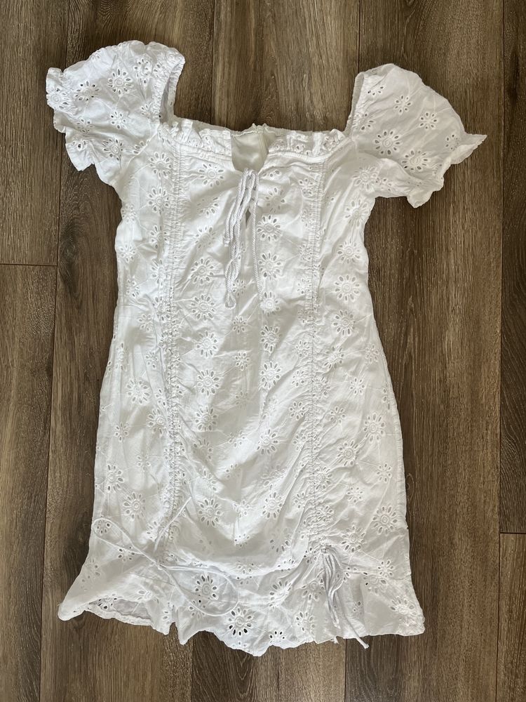 Нова бяла дантелена рокля
