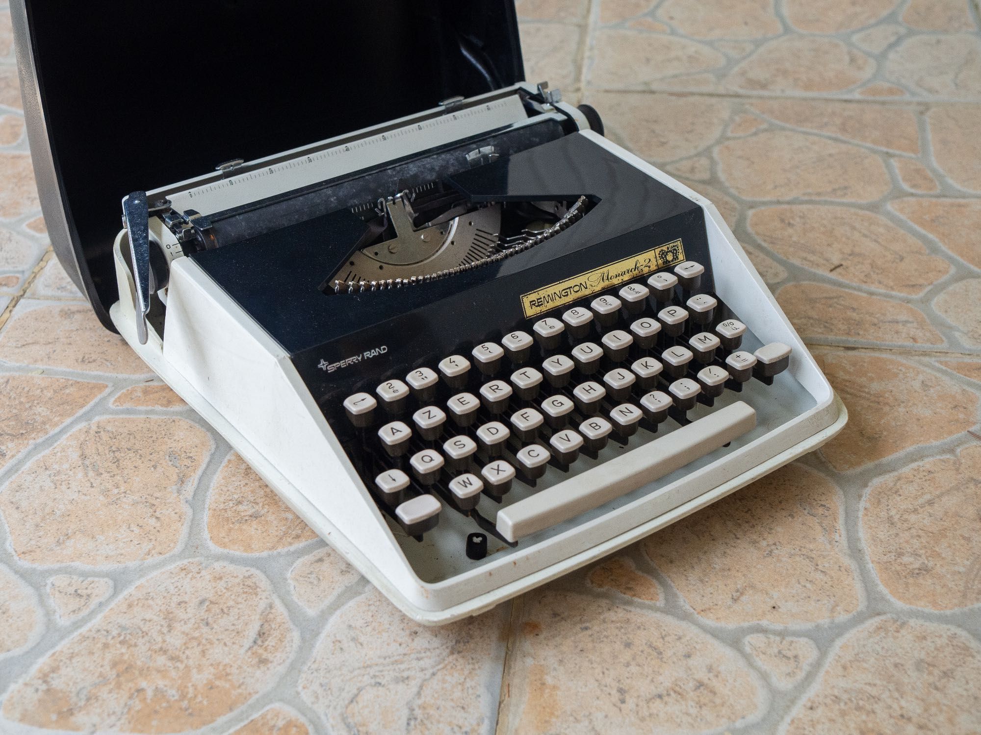 Mașină de scris Remington Monarch II, AZERTY