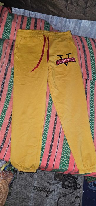 pantalon trening scrie pe ei vagabonds