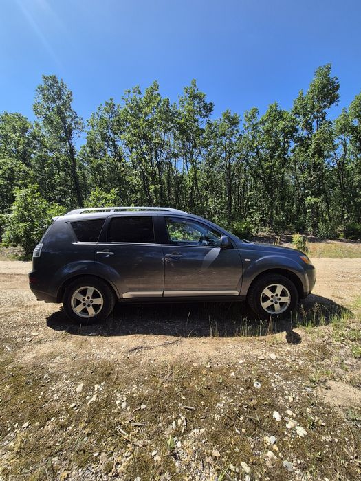Mitsubishi Outlander 2.0 TDI-140 CP 4x4 decuplabil la buton