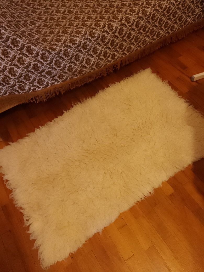 Вълнено килимче тип китеник в бяло