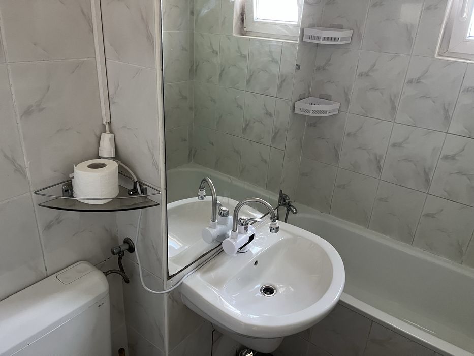 Ofer spre inchiriere apartament 3 camere decomandate,zona Garii