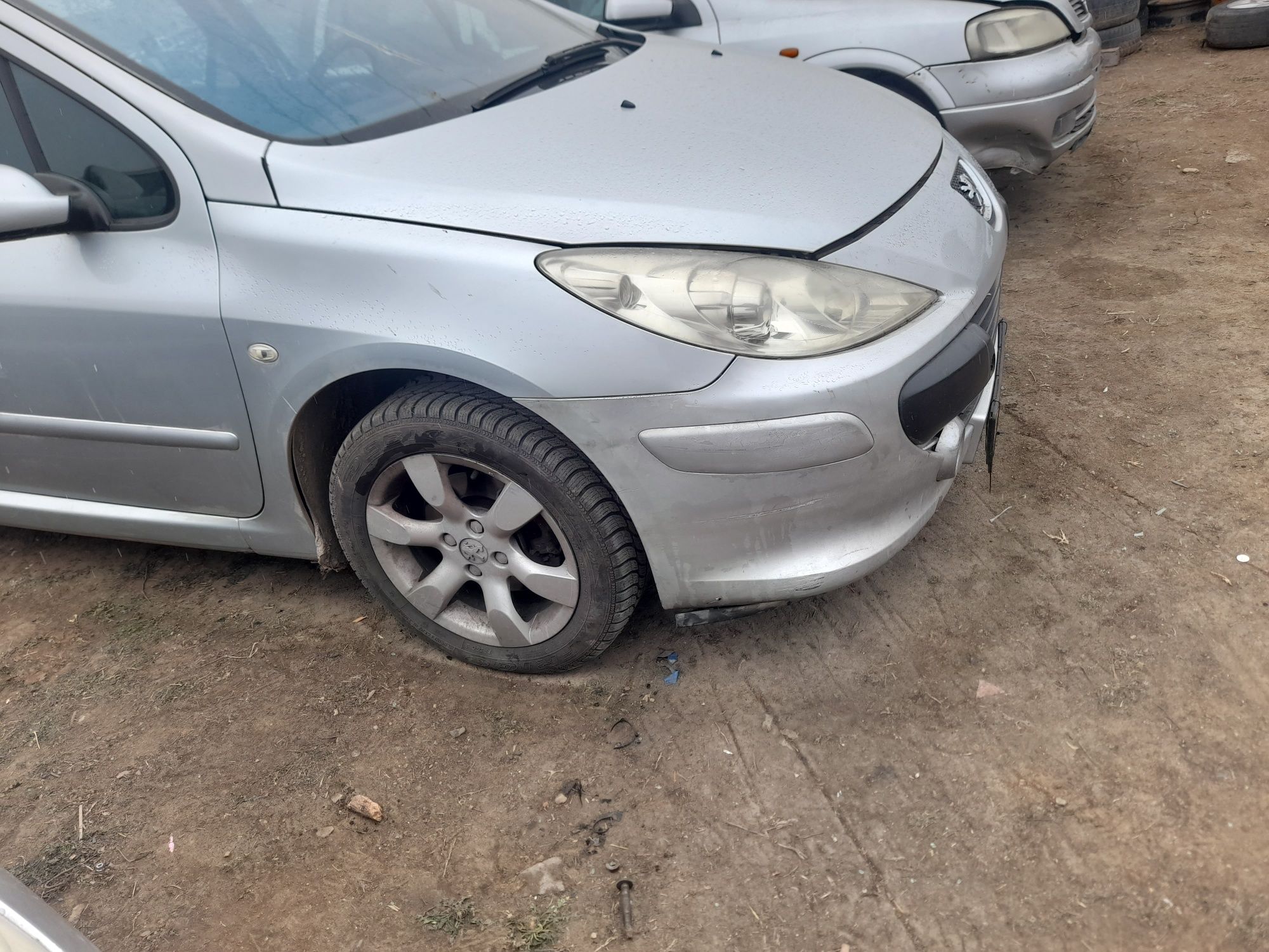 Dezmembrez Peugeot 307 1.6 hdi 2007