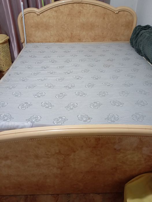 Продам 2 х спальную кровать с матрасом ортопедическим.