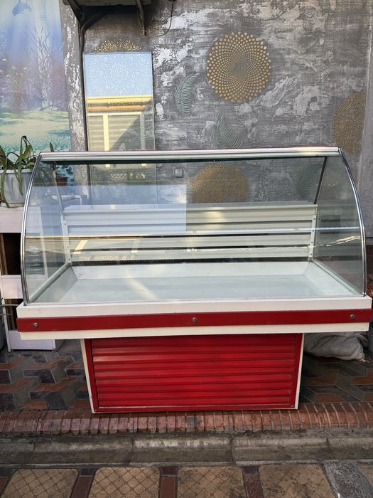Продается витринный холодильник