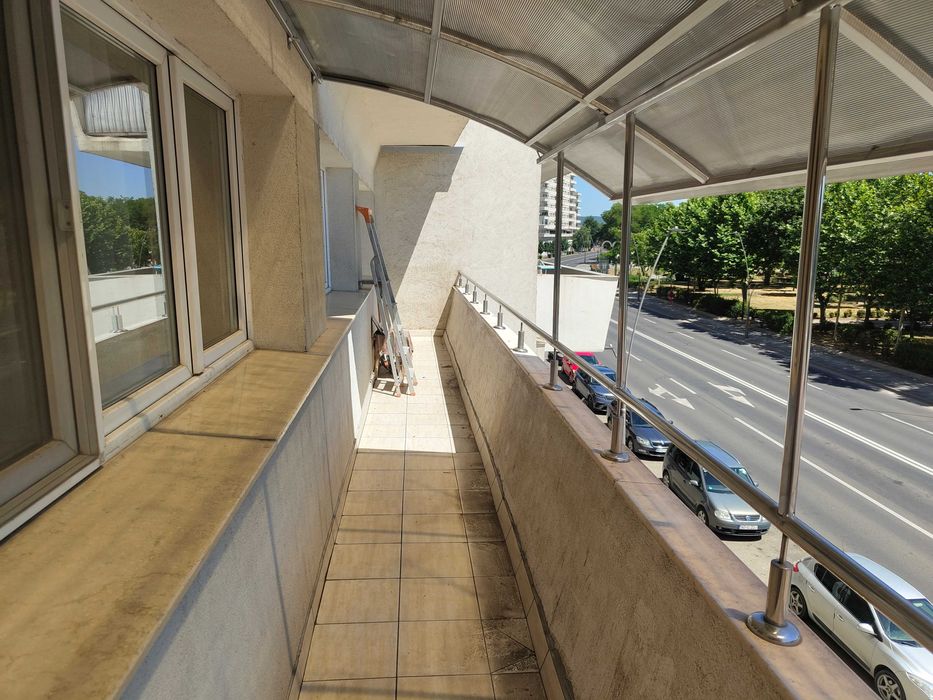 Inchiriez 4 camere in M-uri, Cetate, cu vedere la parc si catedrala