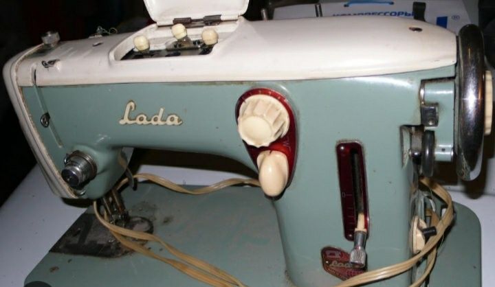 Швейная машинка Лада.