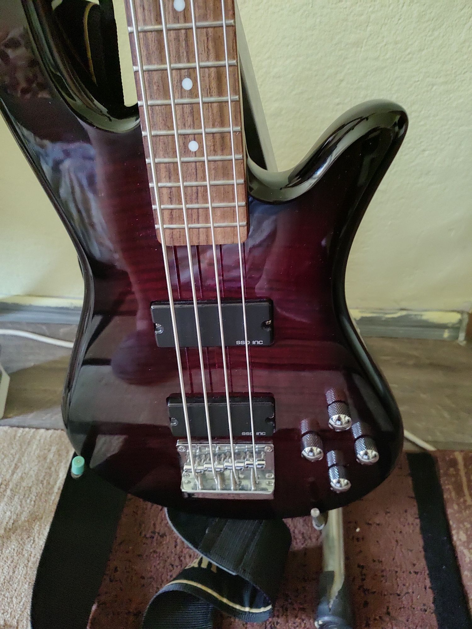 Vând chitara bass Spector legend 4