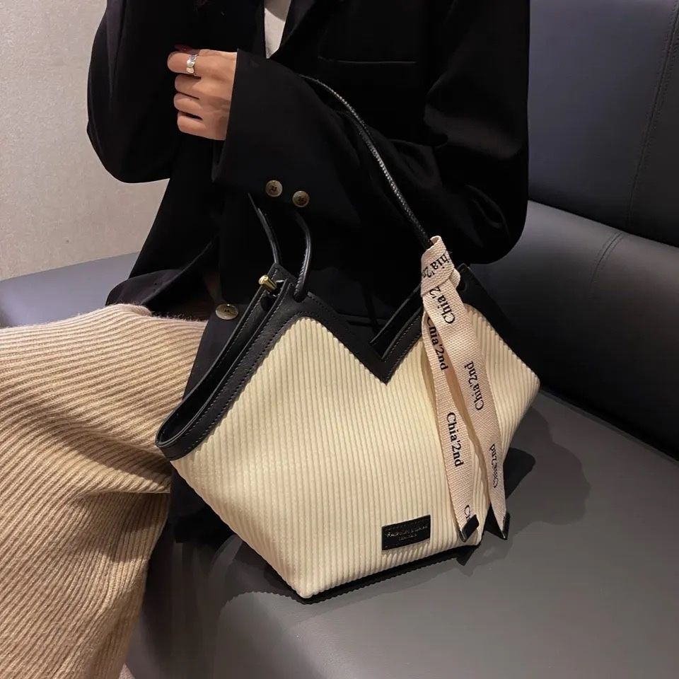 Дизайнерска дамска чанта в 2 цвята черен/бял