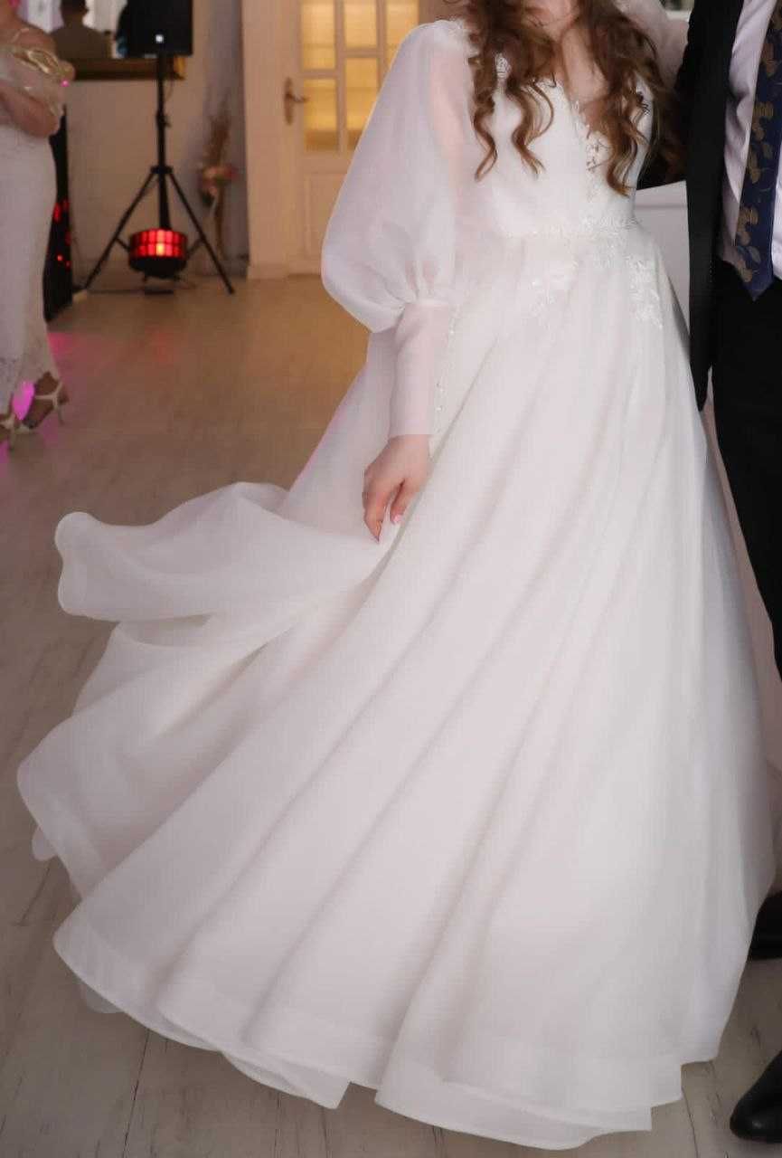 Свадебное платье. В отличном состоянии. 44-46 размер. 100.000 тенге
