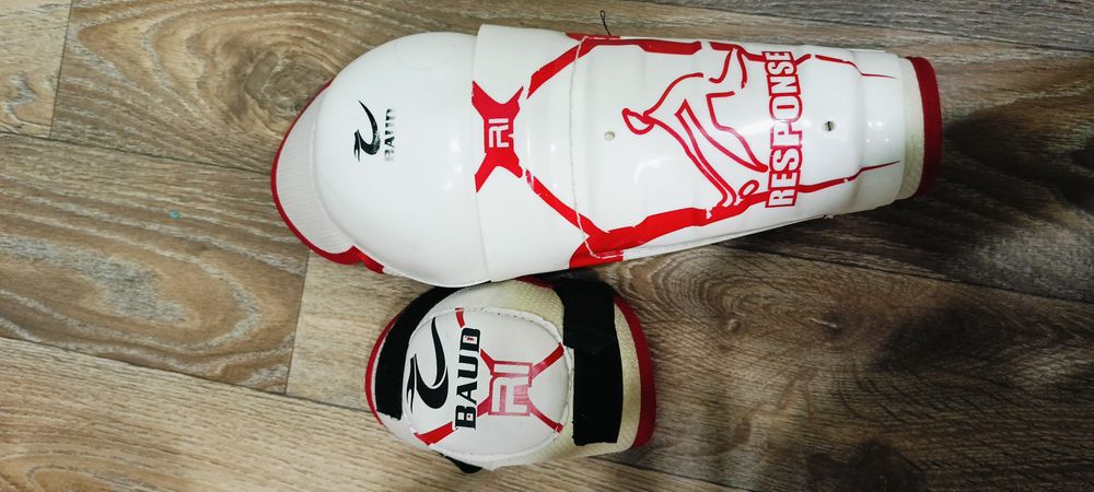 Продам защиту на локти и колени хоккейные