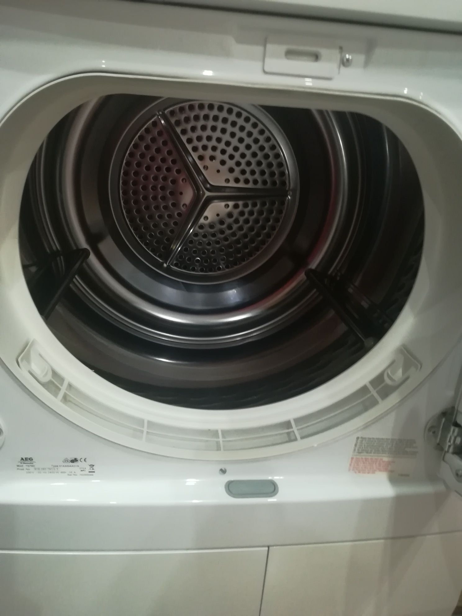 Продавам сушилня AEG