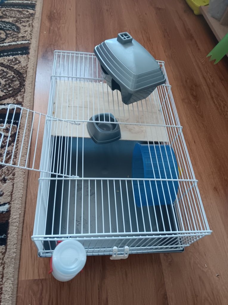 Doua custi hamster cu accesorii