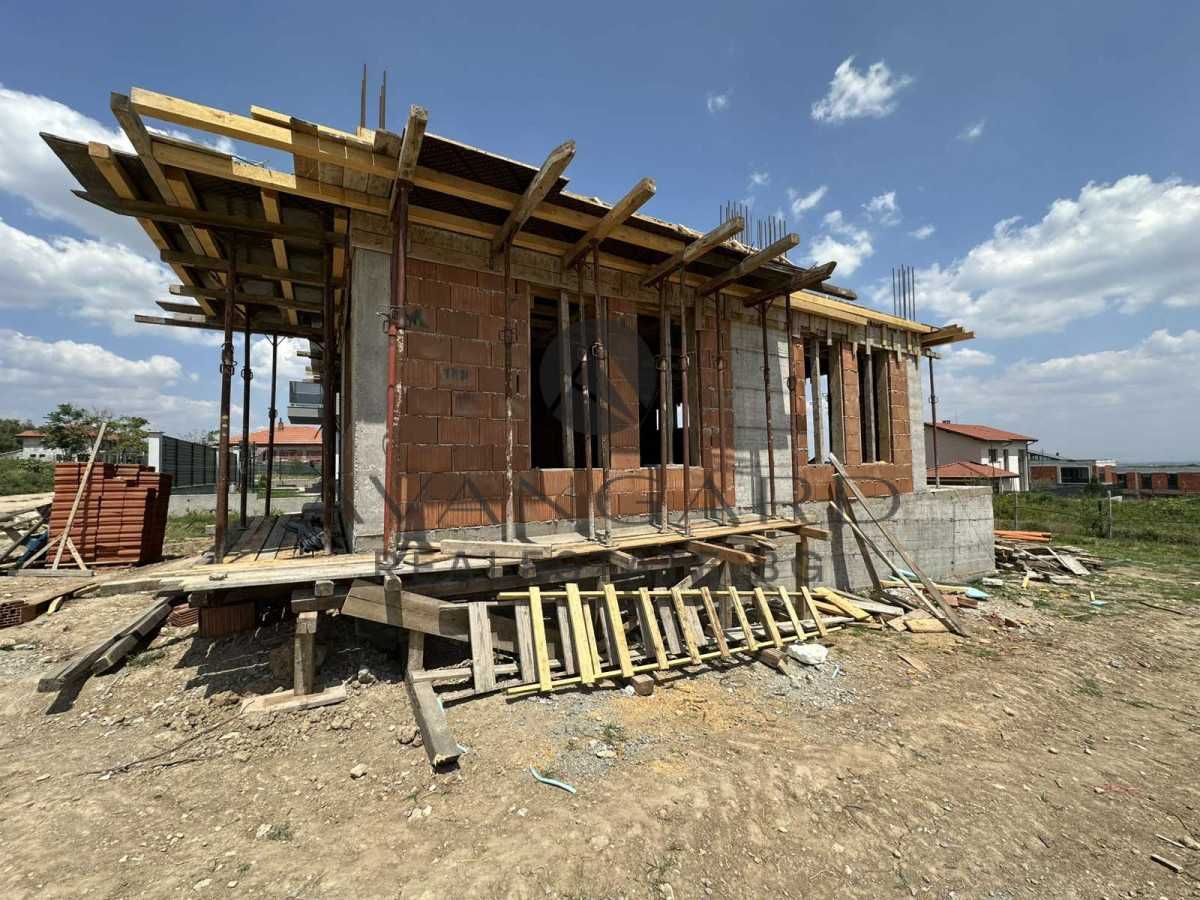 оф.23101 Двуетажна къща с двор/ Брестник