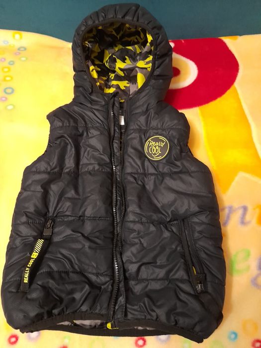 Продается куртка безрукавка  черного цвета рост 110. На мальчика