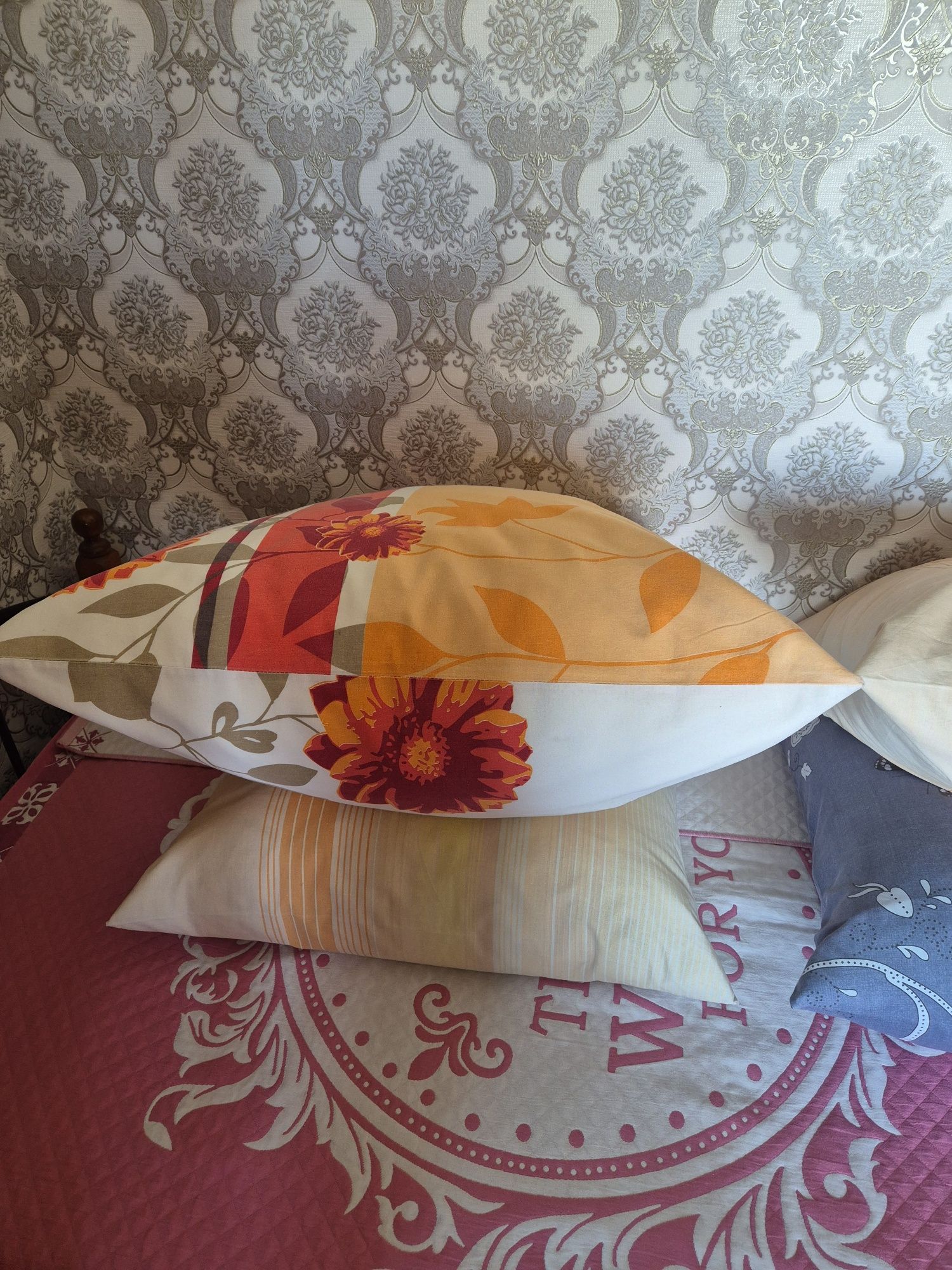 Подушки и пледы.