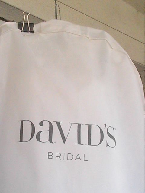 Булчинска рокля DAVID’S Bridal произведена в САЩ.