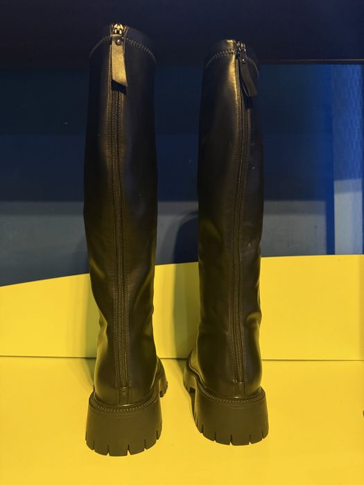 Стилни черни дамски боти