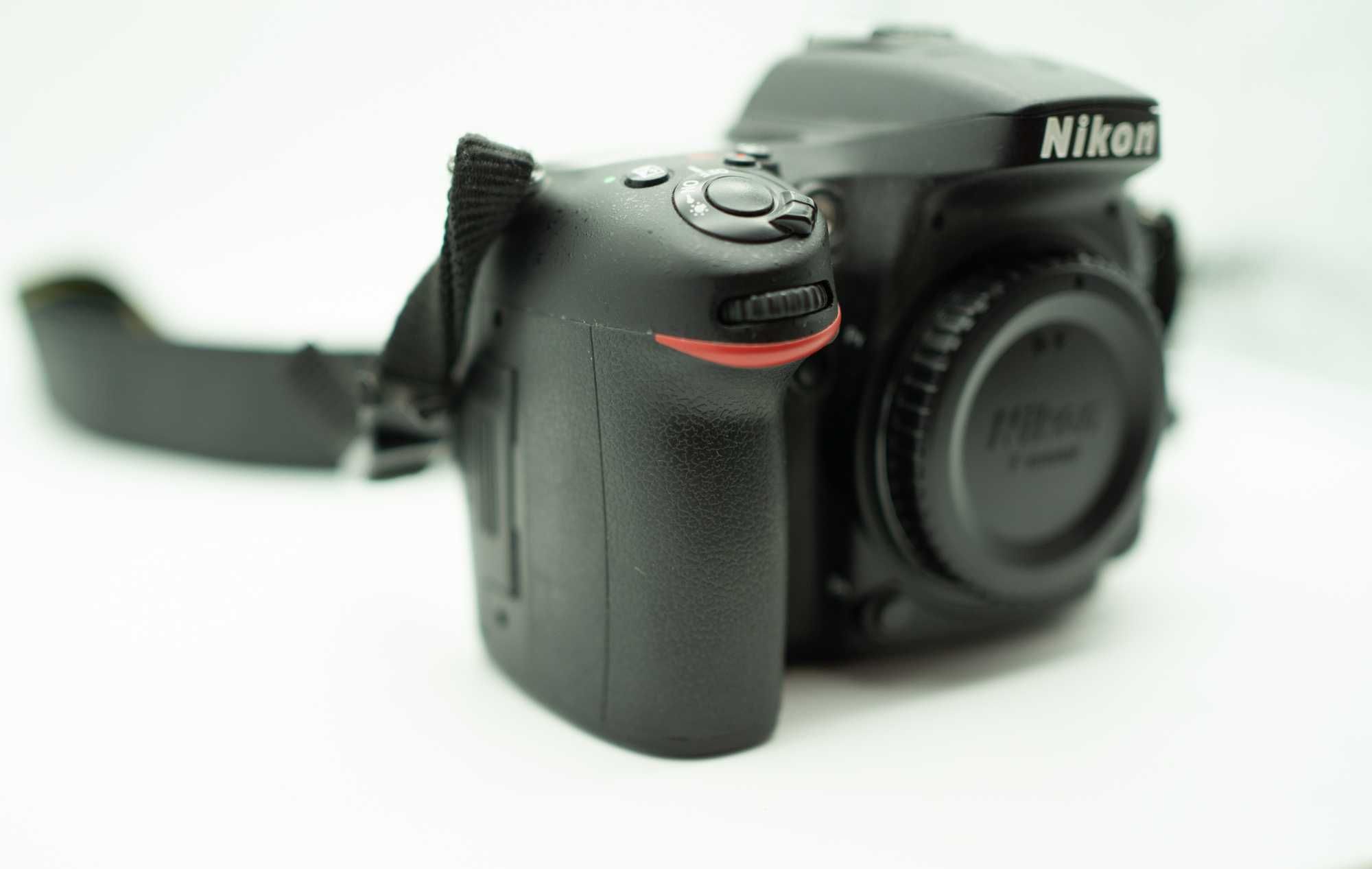 Продавам тяло Nikon D7100 с лек механичен проблем