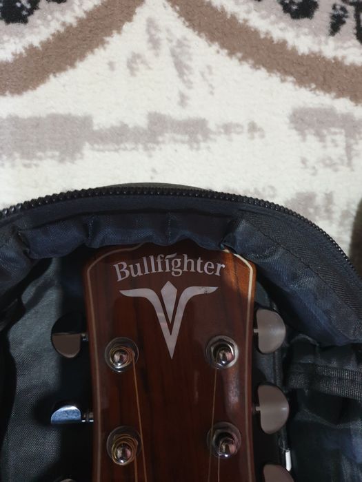 Классическая гитара . Xolati ideal 1 oy oshlatilgan rangi choko svet.