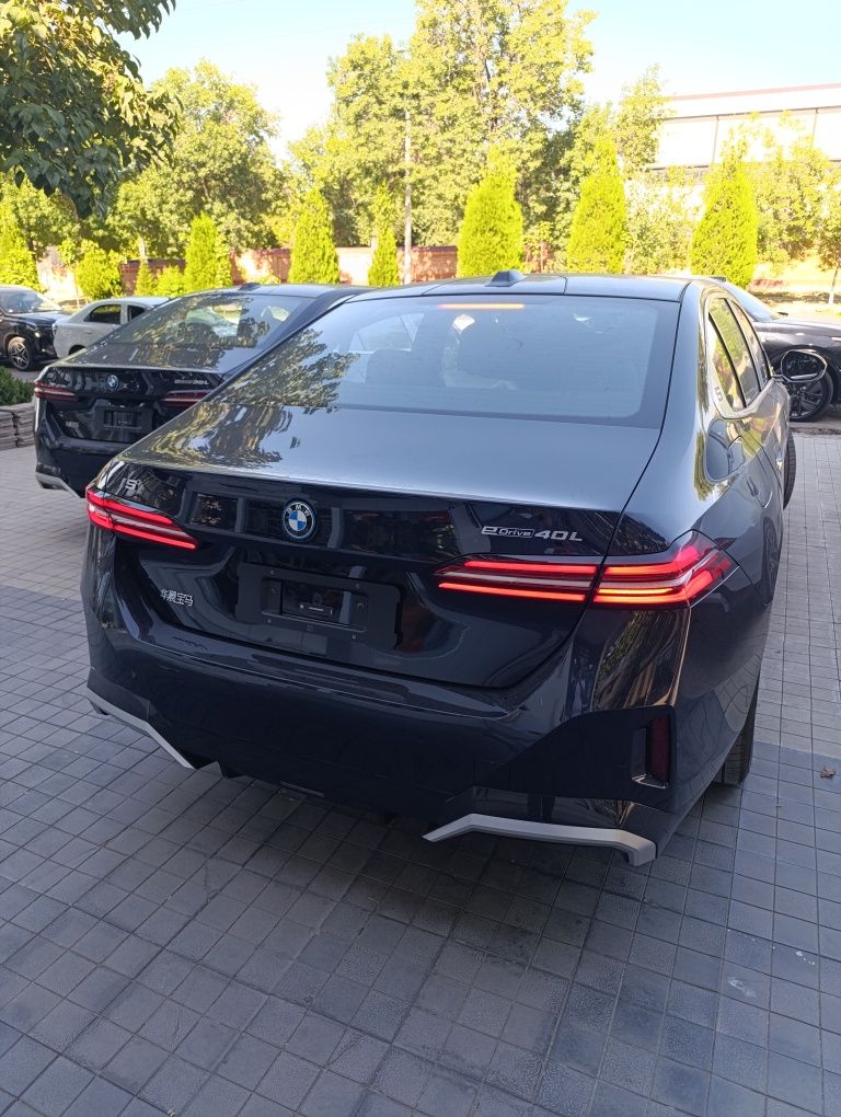 BMW I5 40L M SPORT Темно синий кузовга бордовый салон 713km