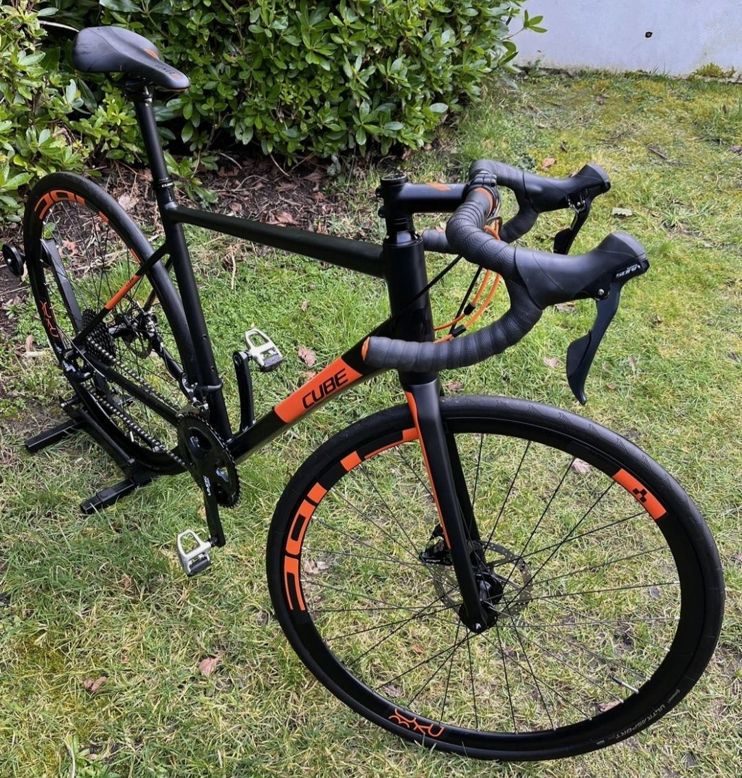 Cube Attain Pro Disc Road Bike / Carbon Forks / 56cm