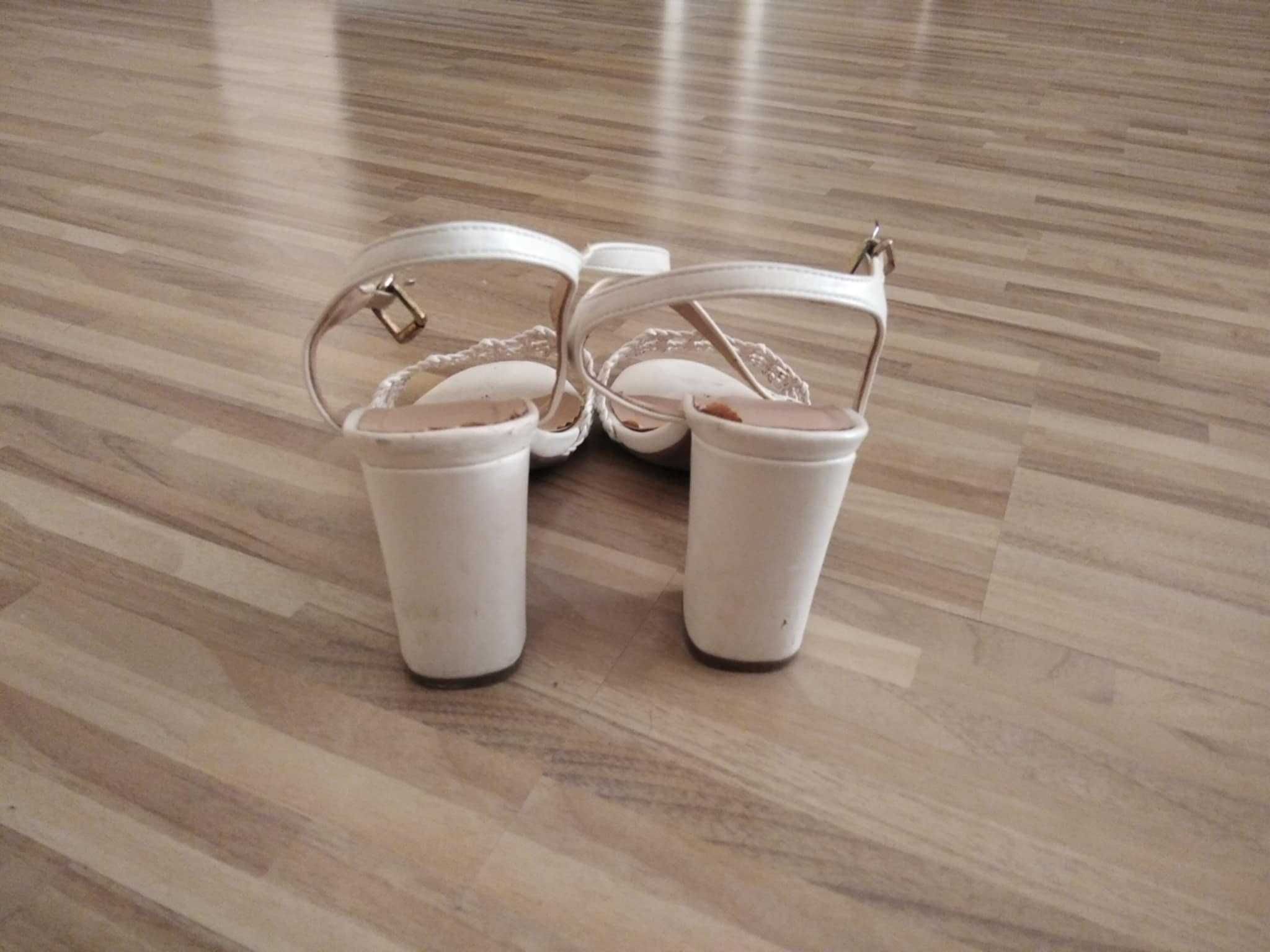 Дамски елегантни сандали.
