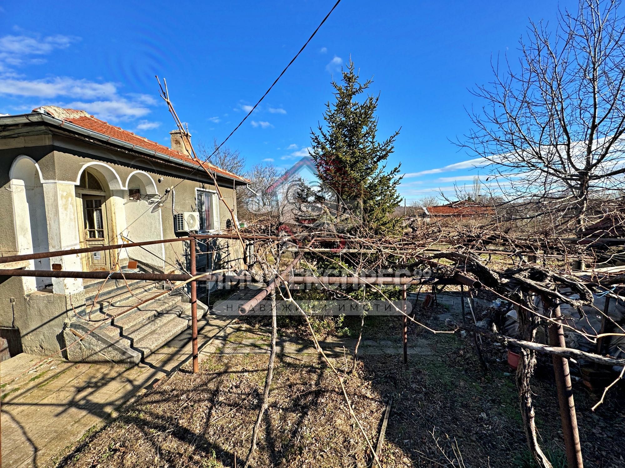 Самостоятелна къща, с двор, парцел 1160м2, село Богданица